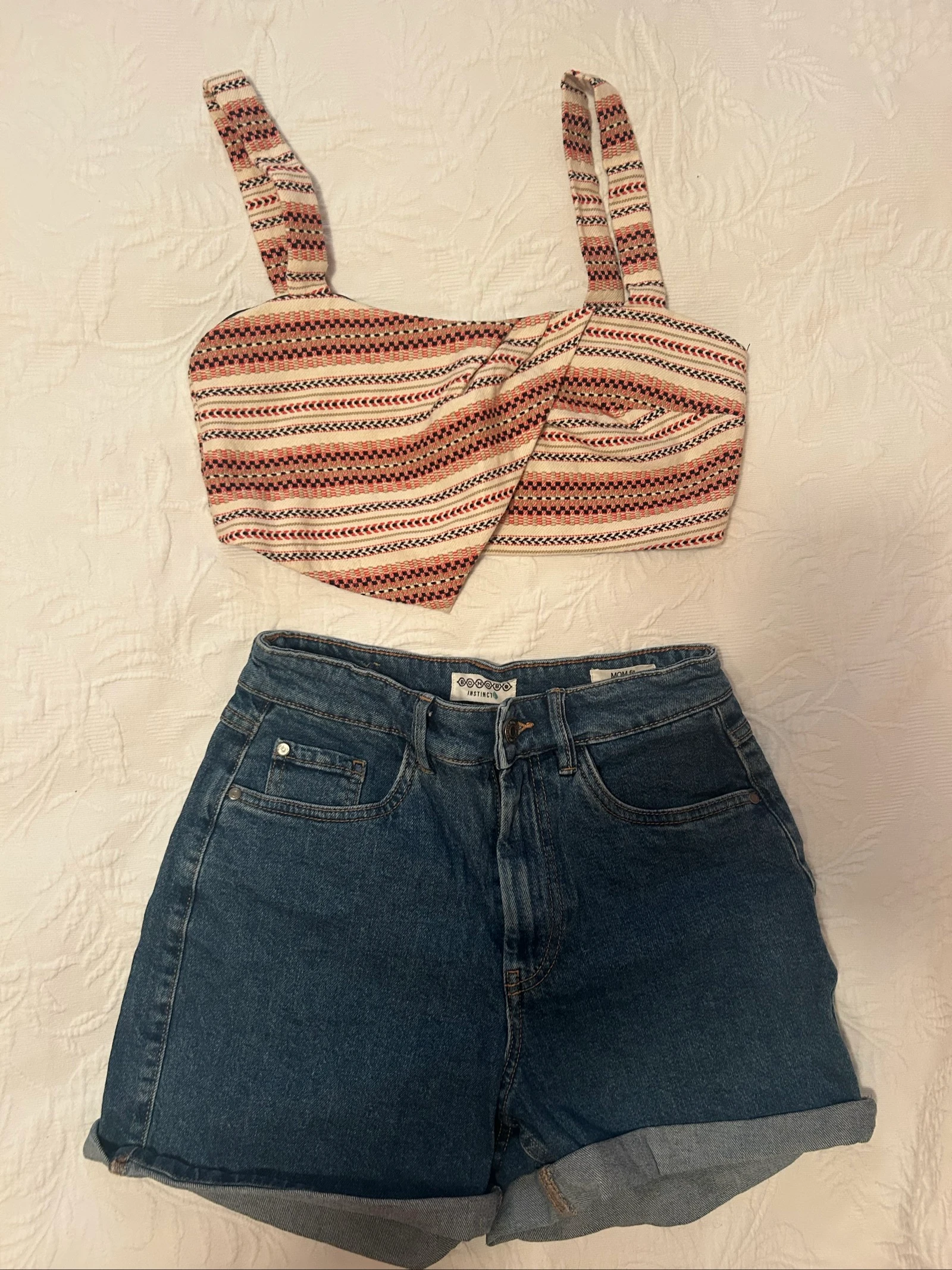 Ensemble Été Zara & Bonobo : Crop Top Jacquard + Short Denim Mom (T. 34 / S)